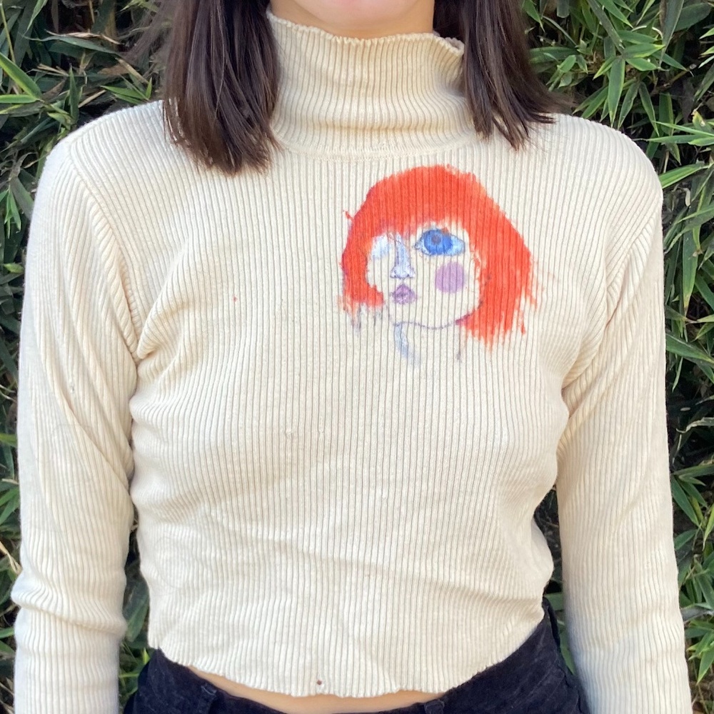 Cropped cream turtleneck w/ painting M